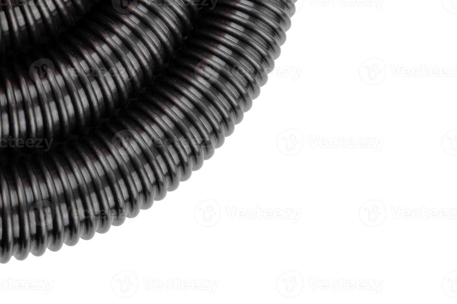 svart plast korrugerad Vakuum rengöringsmedel slang på vit bakgrund foto