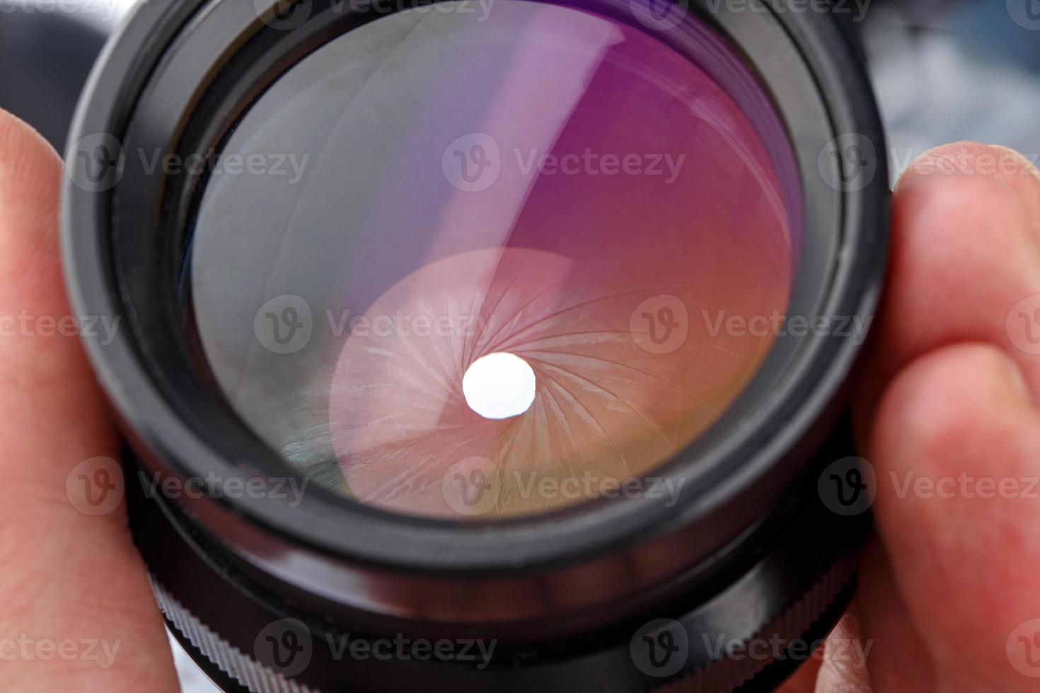 närbild se av svart stor formatera fotografisk lins med stängd iris öppning enhet med 20 blad foto