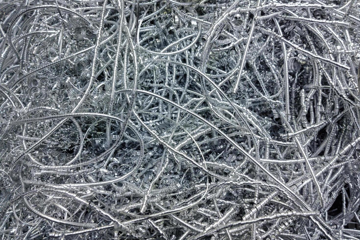 lång lockigt aluminium pommes frites mönster bakgrund med selektiv fokus foto