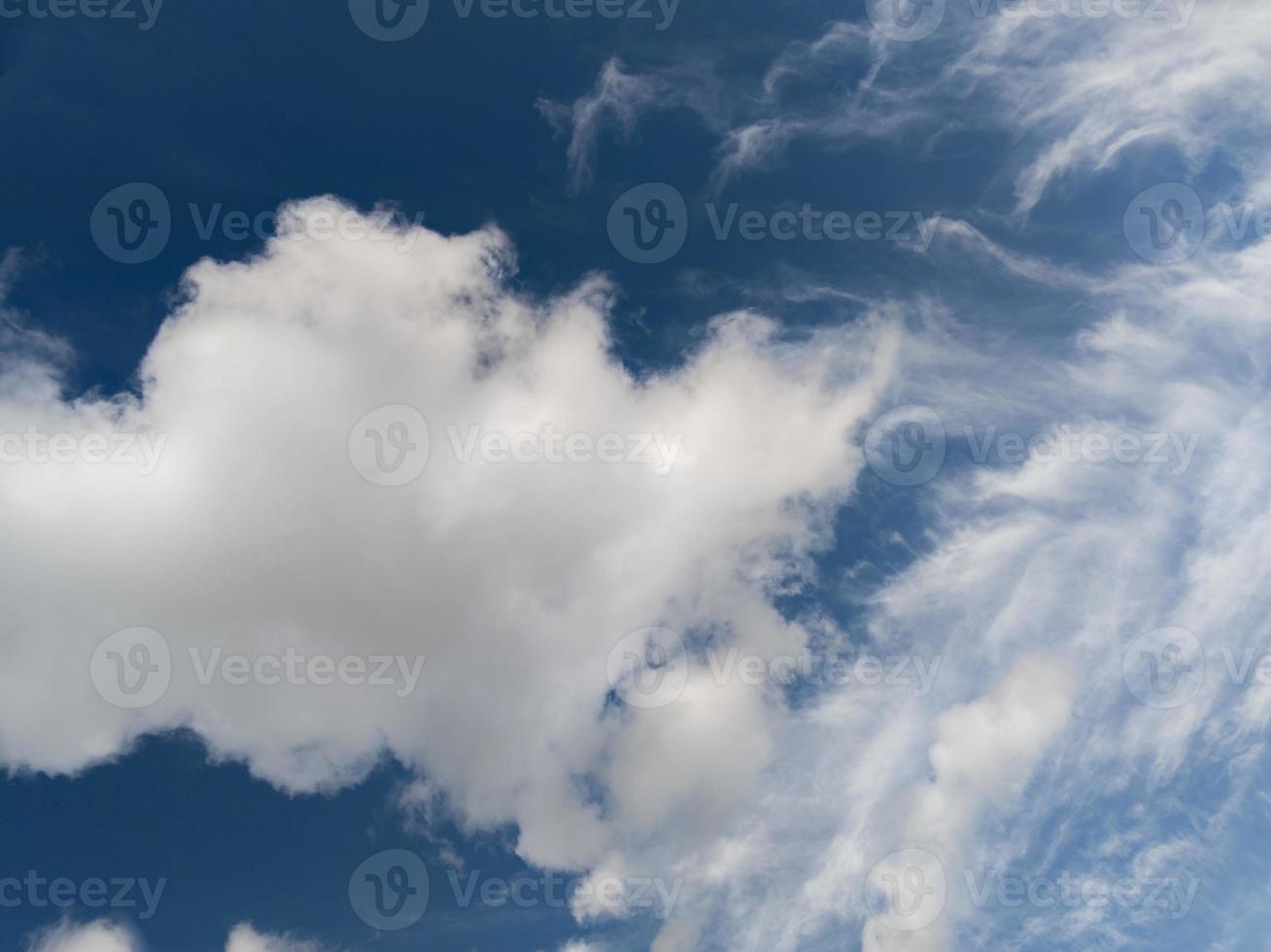 vit c stackmoln moln på blå himmel bakgrund foto