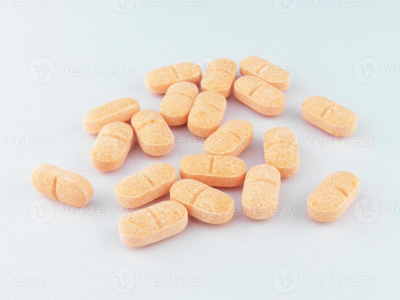 vitamin c-piller på vit bakgrund foto