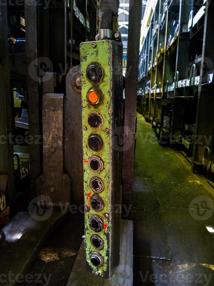 lång grön metall industriell hiss pendant kontrollera låda foto