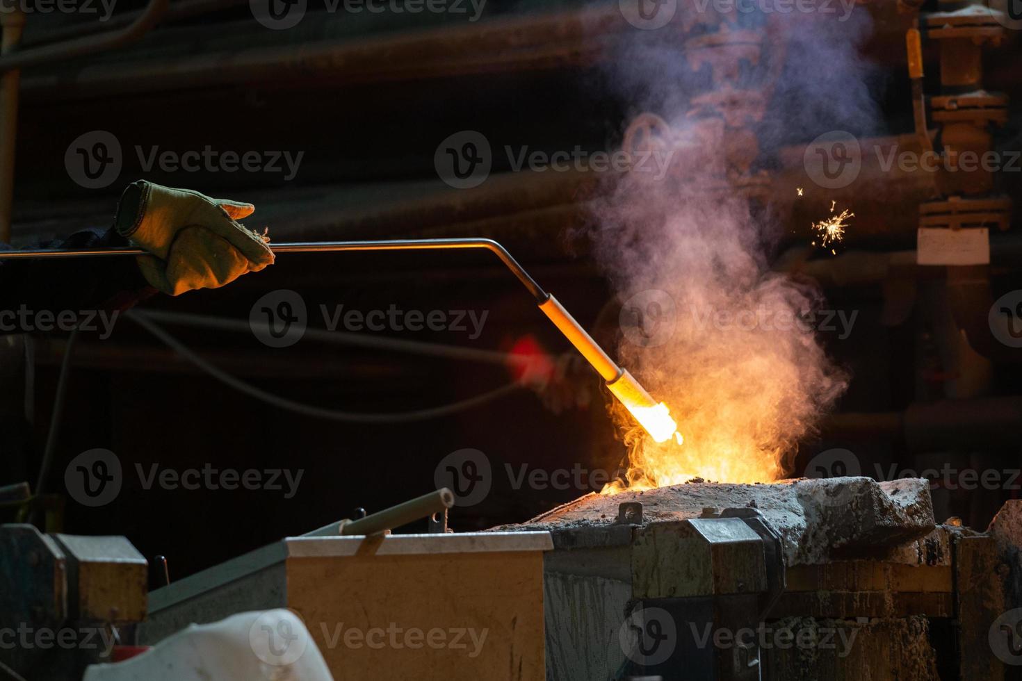 hand av gjuteri arbetstagare mätning temperatur av smält stål med keramisk sond foto
