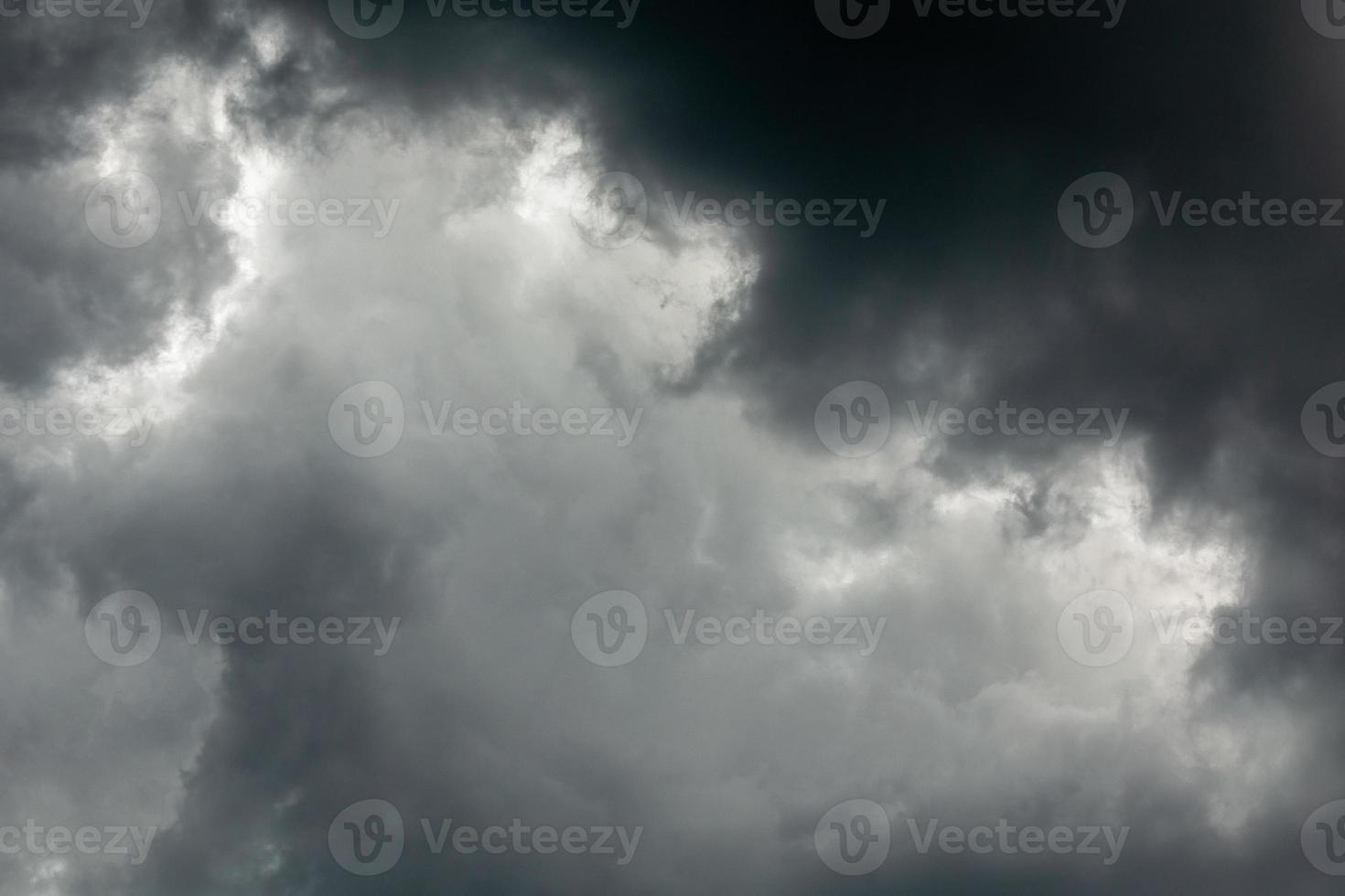 grå inkommande storm moln mörk närbild bakgrund foto