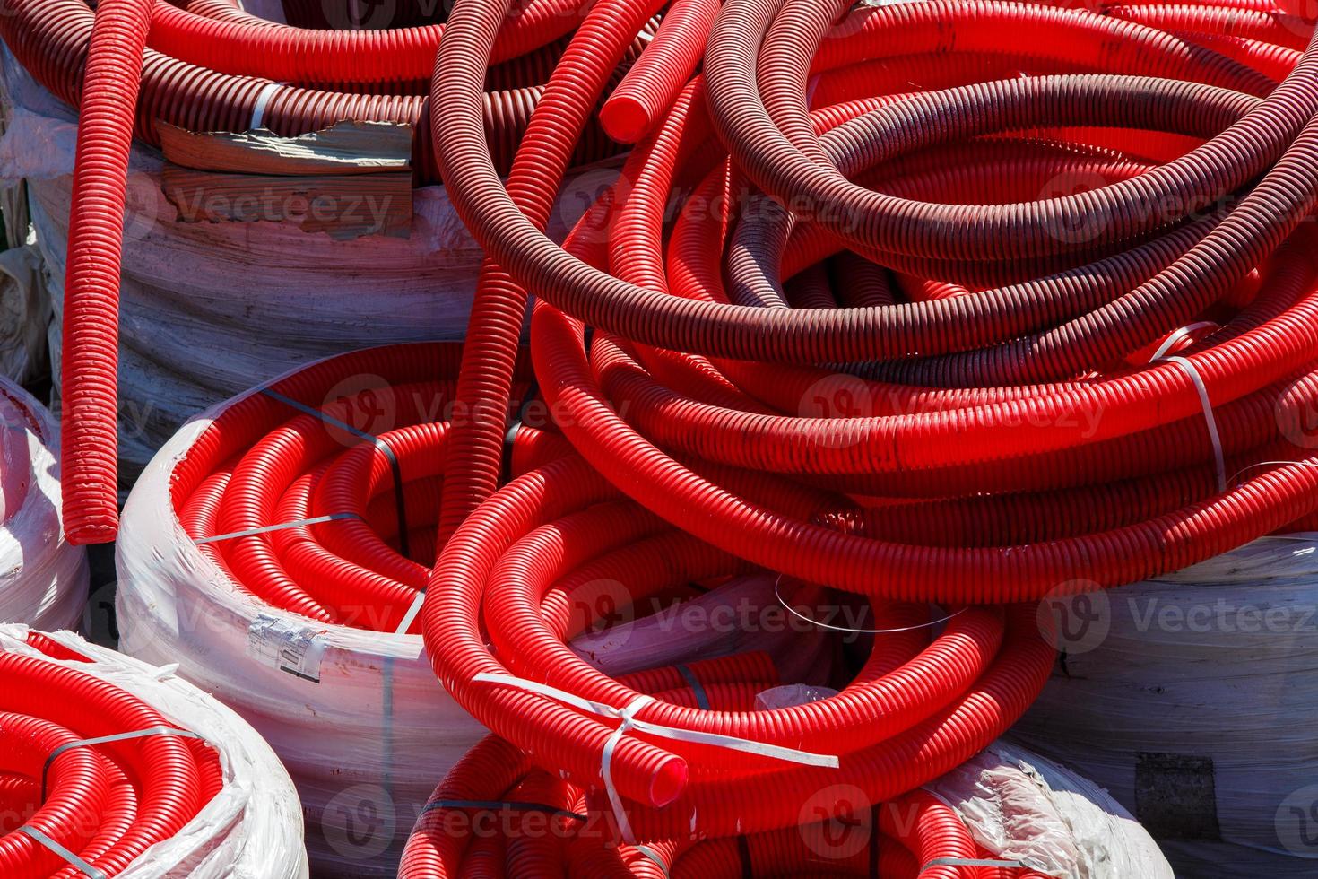 röd korrugerad PVC rör för kabel- lägga på de konstruktion webbplats foto