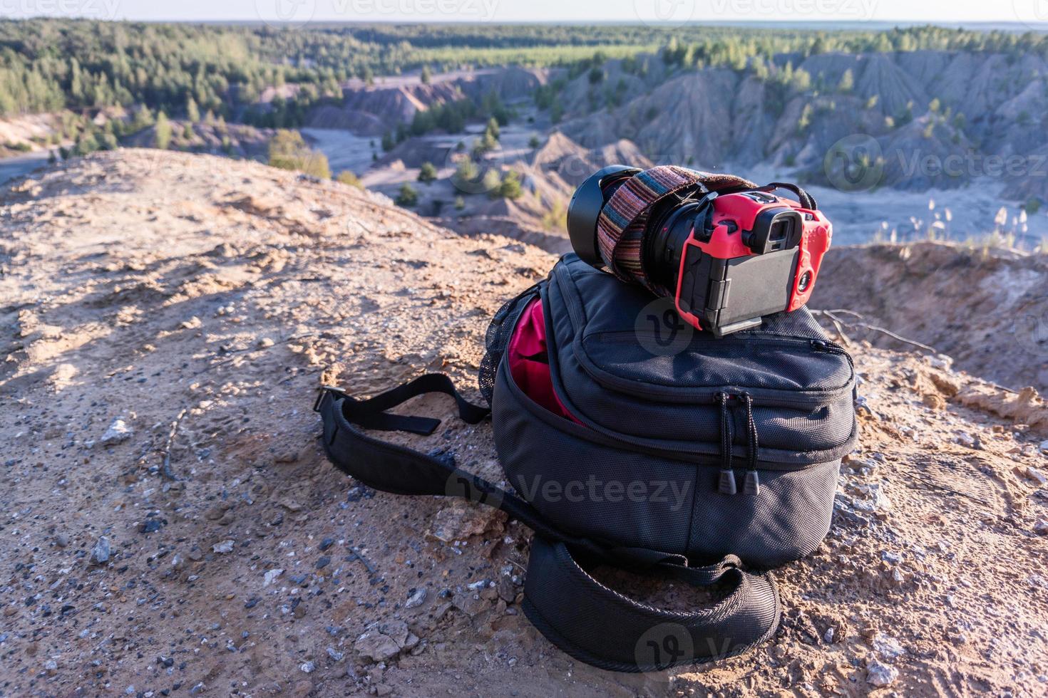 professionell kamera och Foto ryggsäck på topp av de kulle på sommar dagtid