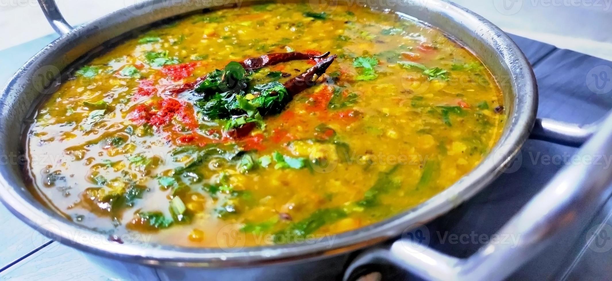 chana dal tadka curry , indisk traditionell maträtt foto
