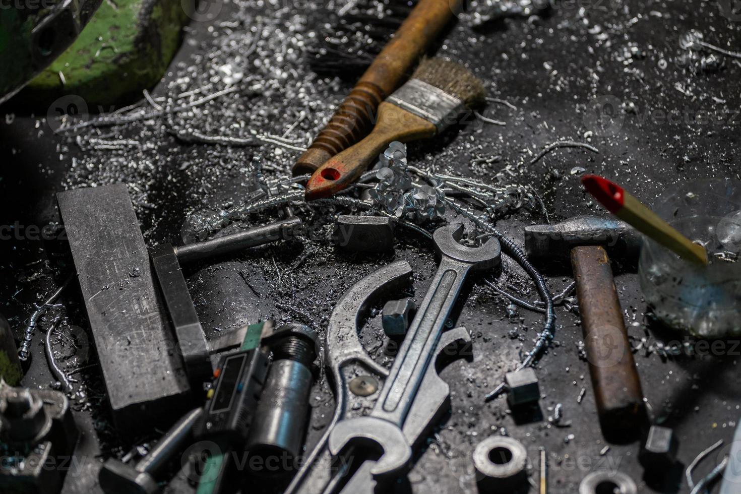 uppsättning av verktyg täckt med aluminium metall spån på maskineri arbetstagare tabell foto