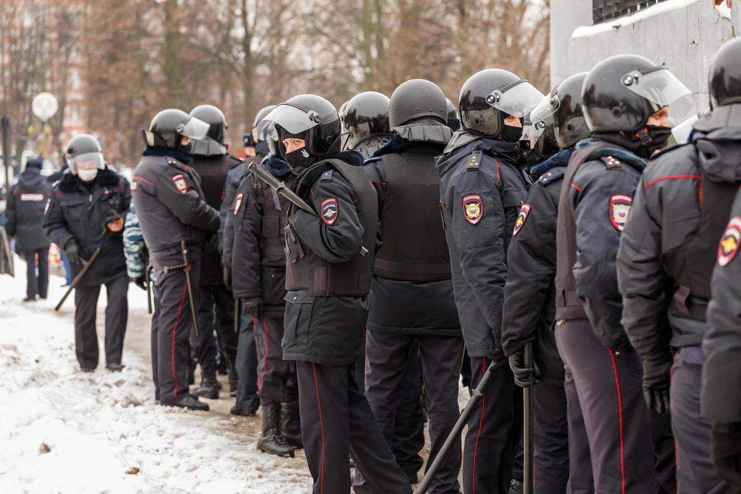 tula, ryssland januari 23, 2021 offentlig möte i Stöd av navalny, polis kommenderar i svart hjälmar vänta för de kommando till gripa de demonstranter. foto