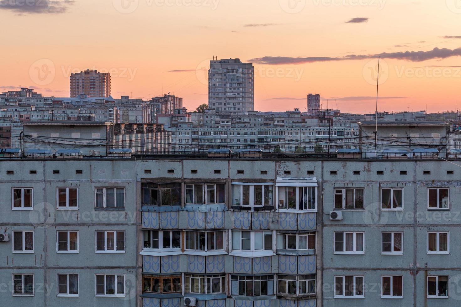 fönster, tak och Fasad av ett lägenhet byggnad i ryssland foto