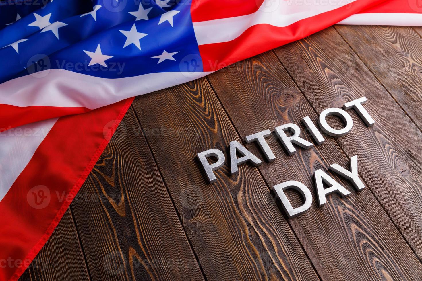 de ord patriot dag lagd med silver- metall brev på trä- styrelse yta med skrynkliga USA flagga foto