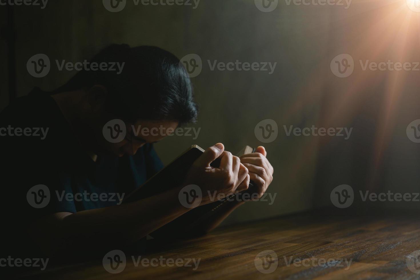 bön person hand i svart bakgrund. kristen katolik kvinna är bön- till Gud i mörk på kyrka. flicka tro och tro i Jesus Kristus. christ religion och kristendomen dyrkan eller be begrepp. foto