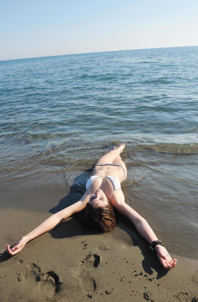 ung kvinna koppla av på strand foto