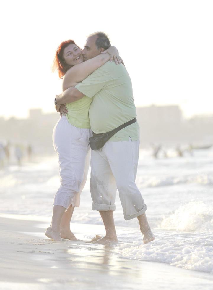 Lycklig seniors par på strand foto