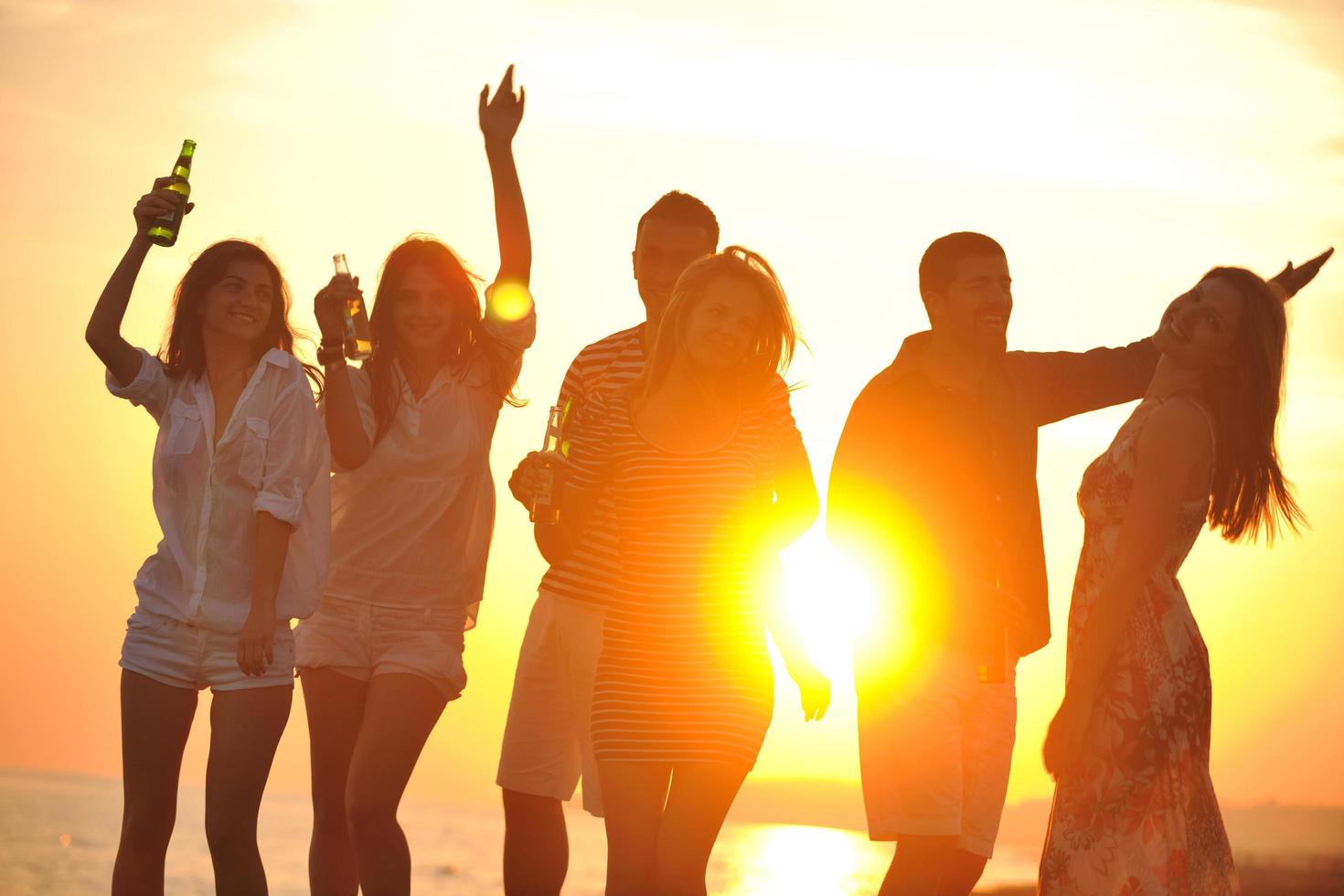 grupp av ung människor njut av sommar fest på de strand foto