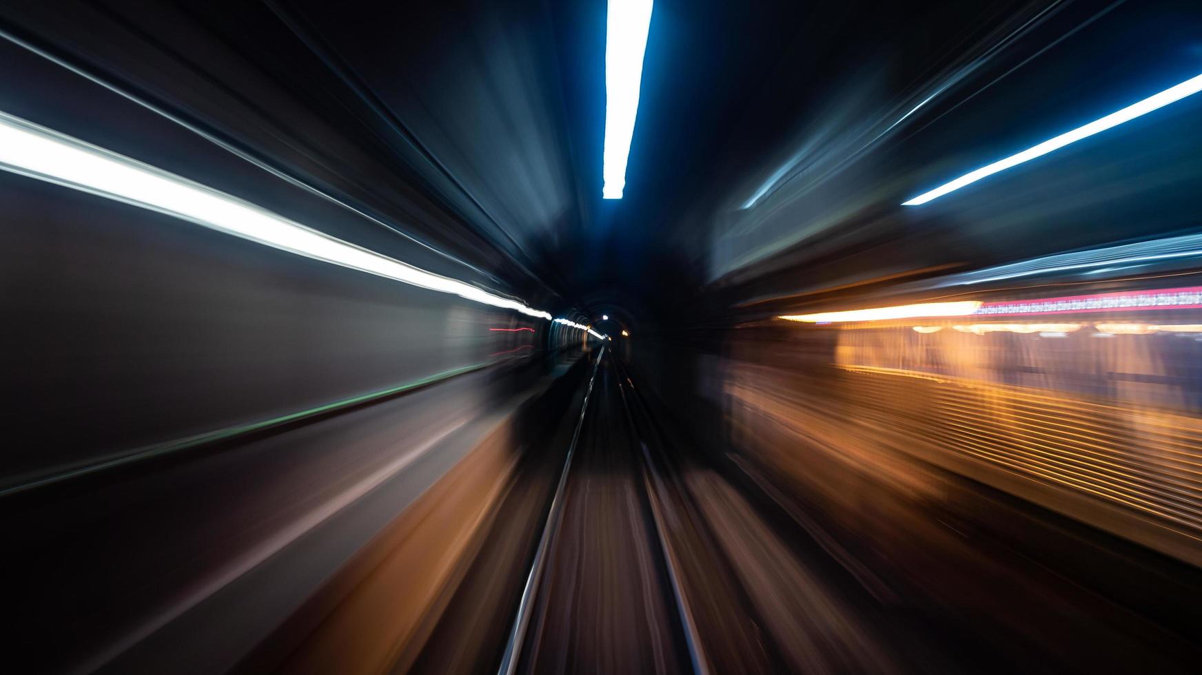 lång exponeringsfoto av tunnelbanan foto
