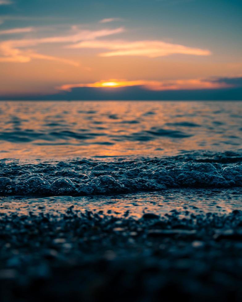 vågor kraschar på stranden foto