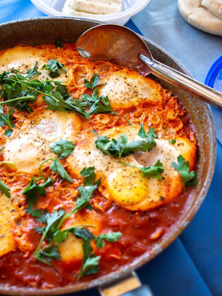 shakshuka på en keramisk platta foto