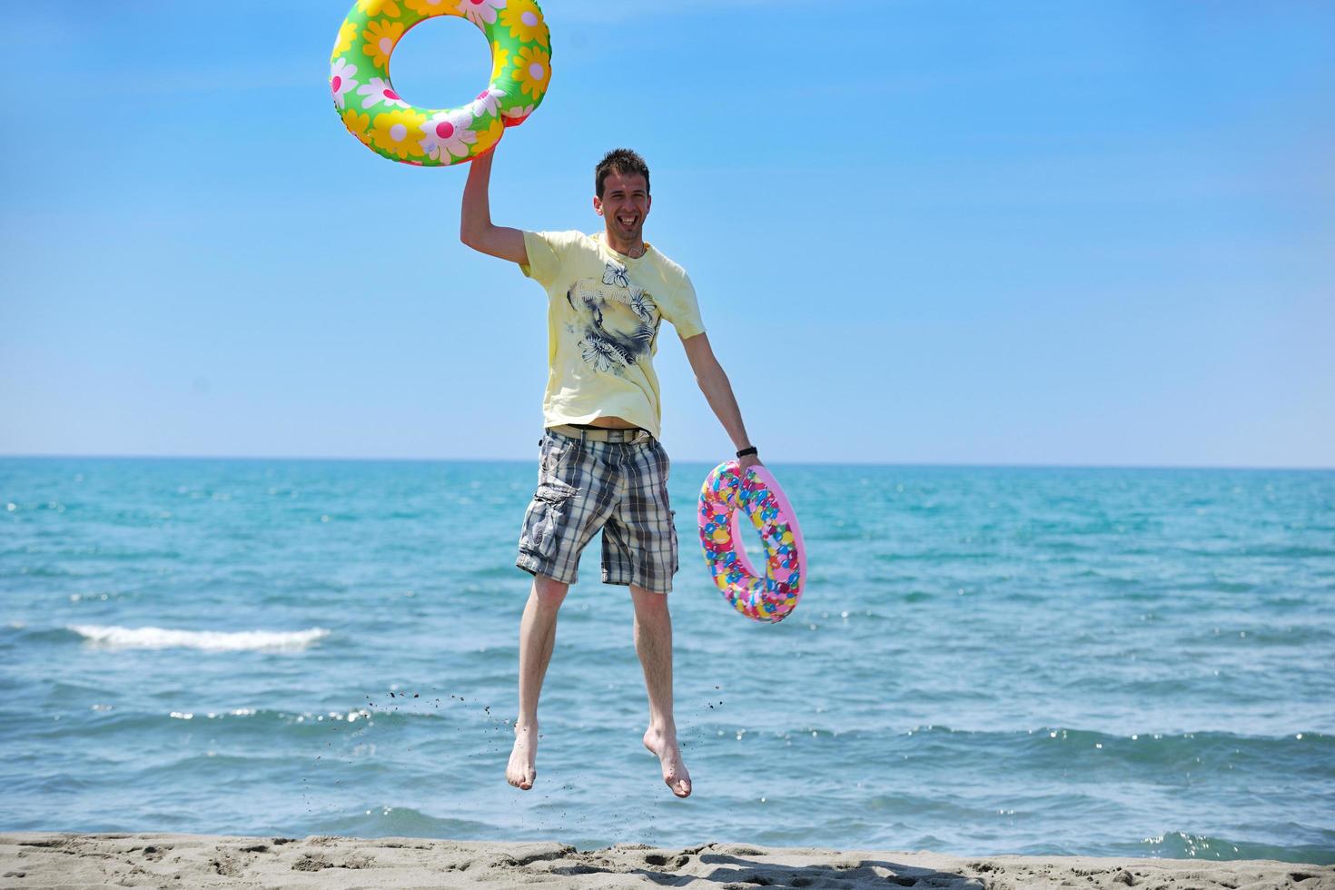 man koppla av på strand foto