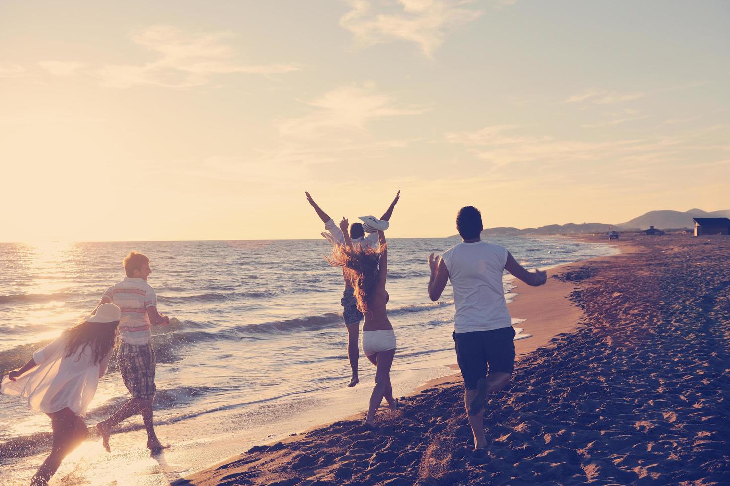 människor grupp löpning på de strand foto