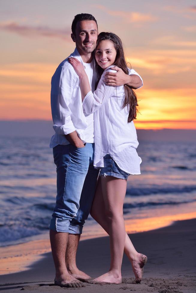 ung par på strand ha roligt foto