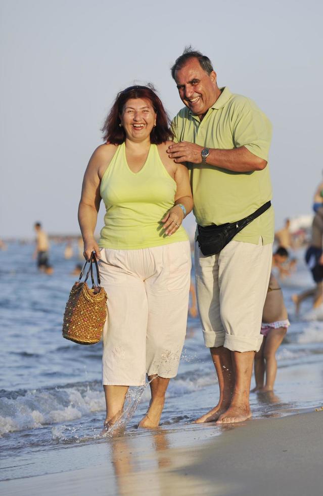 Lycklig seniors par på strand foto