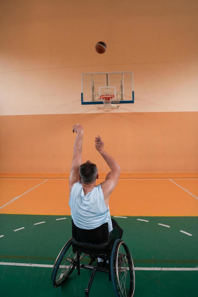 en Foto av en krig veteran- spelar basketboll i en modern sporter arena. de begrepp av sport för människor med funktionshinder