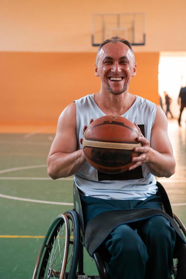 en Foto av en krig veteran- spelar basketboll i en modern sporter arena. de begrepp av sport för människor med funktionshinder