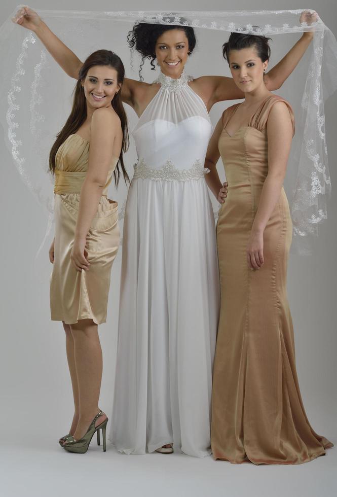 porträtt av en tre skön kvinna i bröllop klänning foto