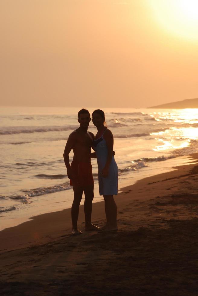 romantisk par på strand foto