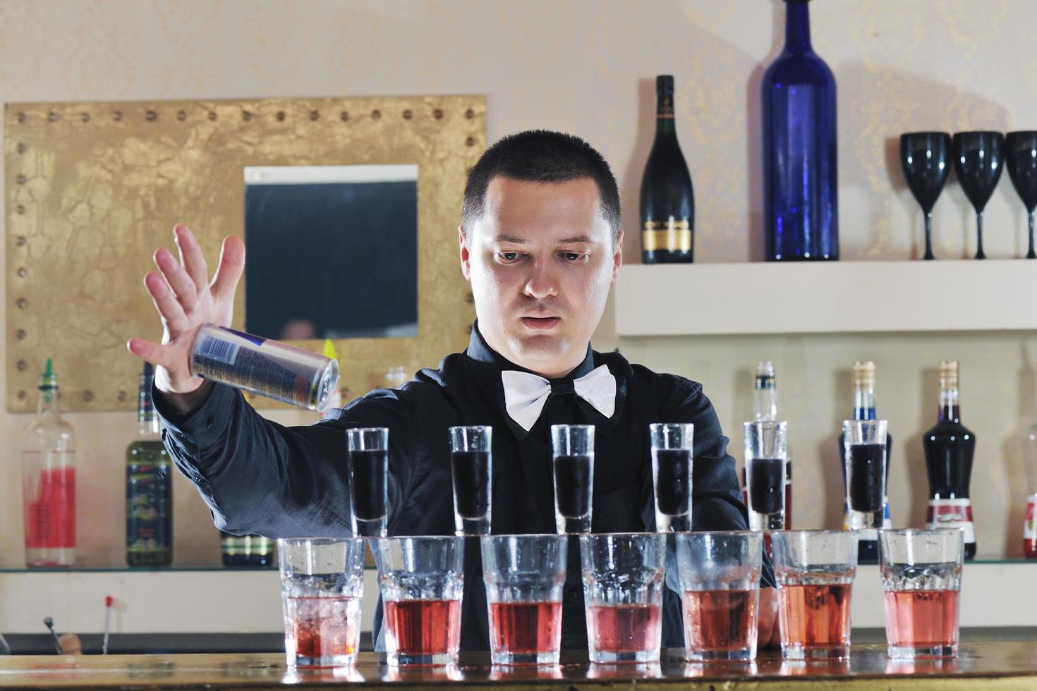 proffs bartender förbereda coctail dryck på fest foto