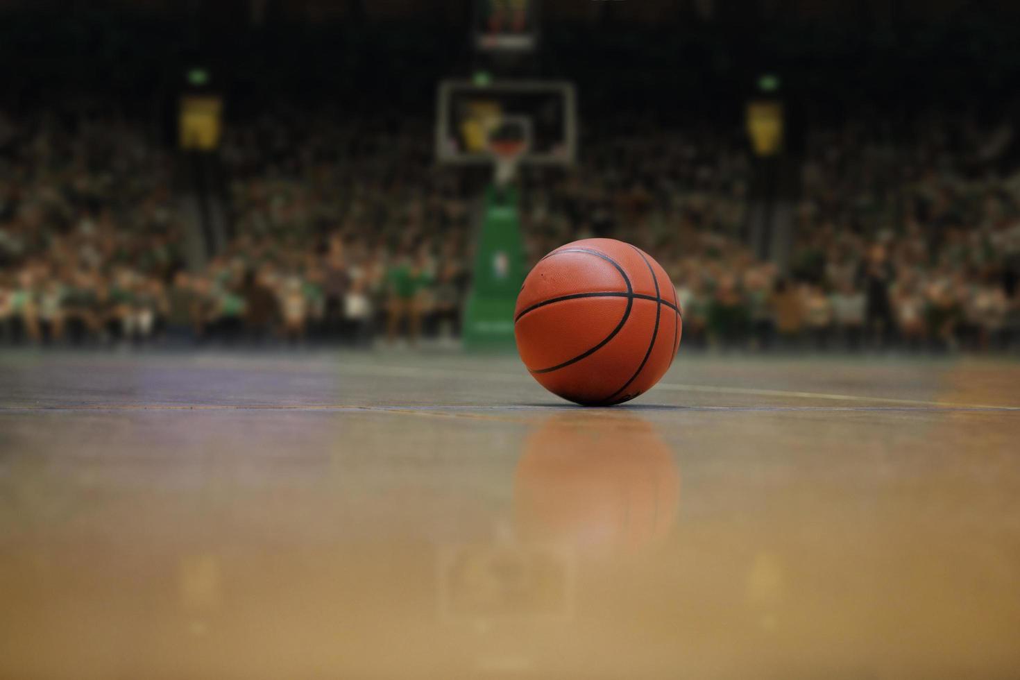 basketboll och nät på svart bakgrund foto