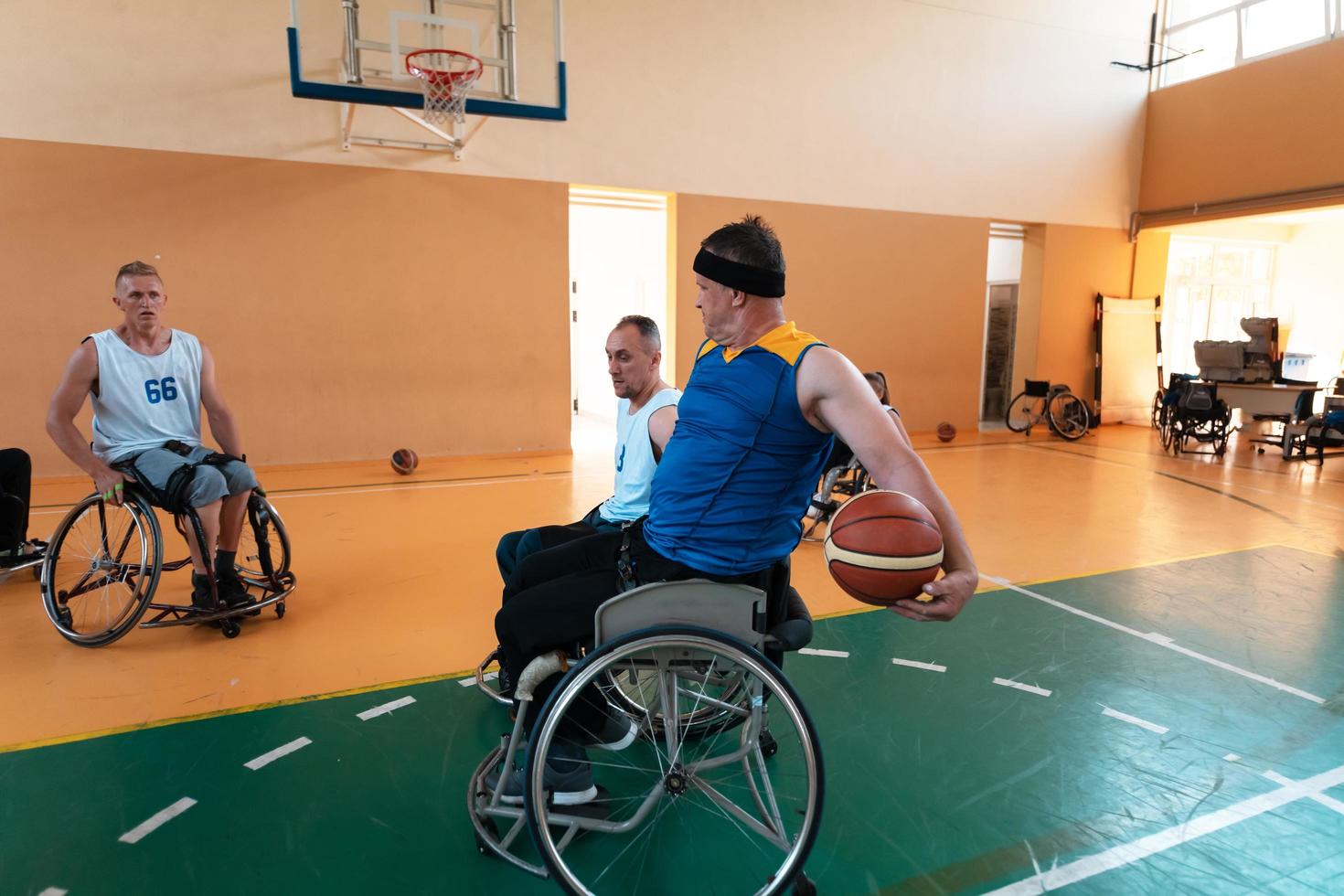 Inaktiverad krig veteraner blandad lopp och ålder basketboll lag i rullstolar spelar en Träning match i en sporter Gym hall. handikappade människor rehabilitering och inkludering begrepp foto