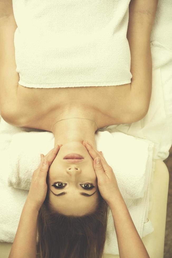 kvinna få ansikte och huvud massage i spa salong foto