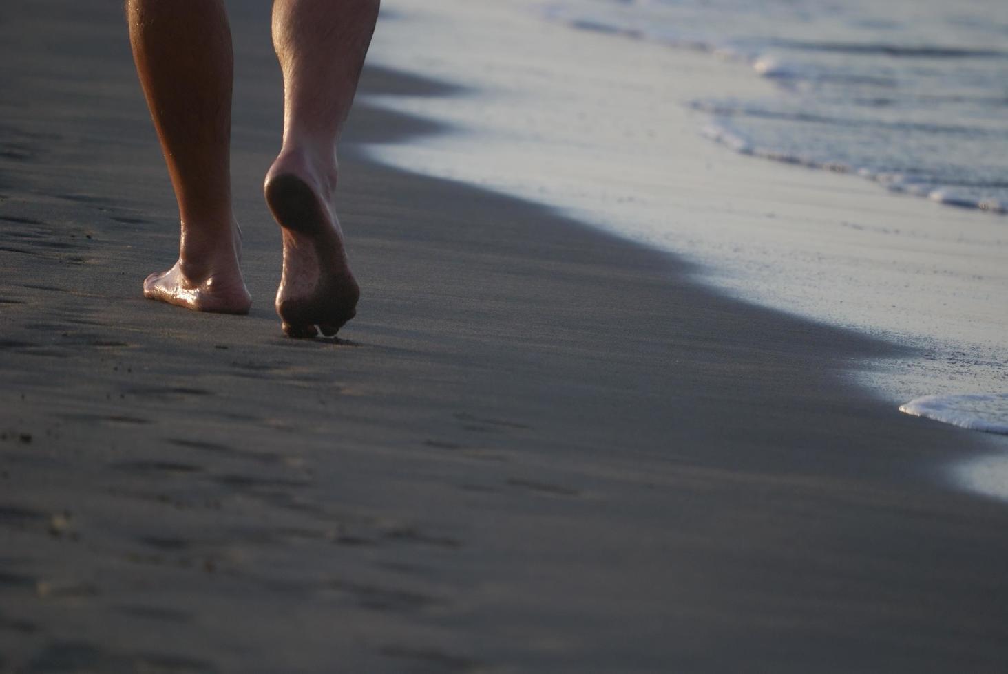 man gående på strand foto