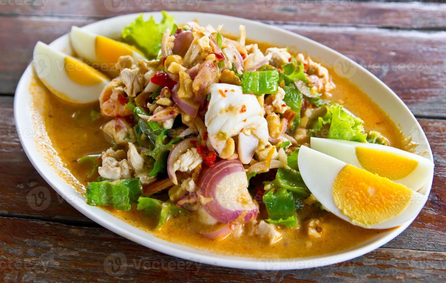 betalmutter skaldjur och chilisallad läcker thailändsk mat foto