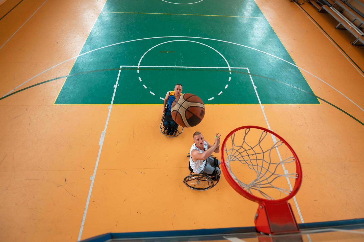 Inaktiverad krig eller arbete veteraner blandad lopp och ålder basketboll lag i rullstolar spelar en Träning match i en sporter Gym hall. handikappade människor rehabilitering och inkludering begrepp. foto