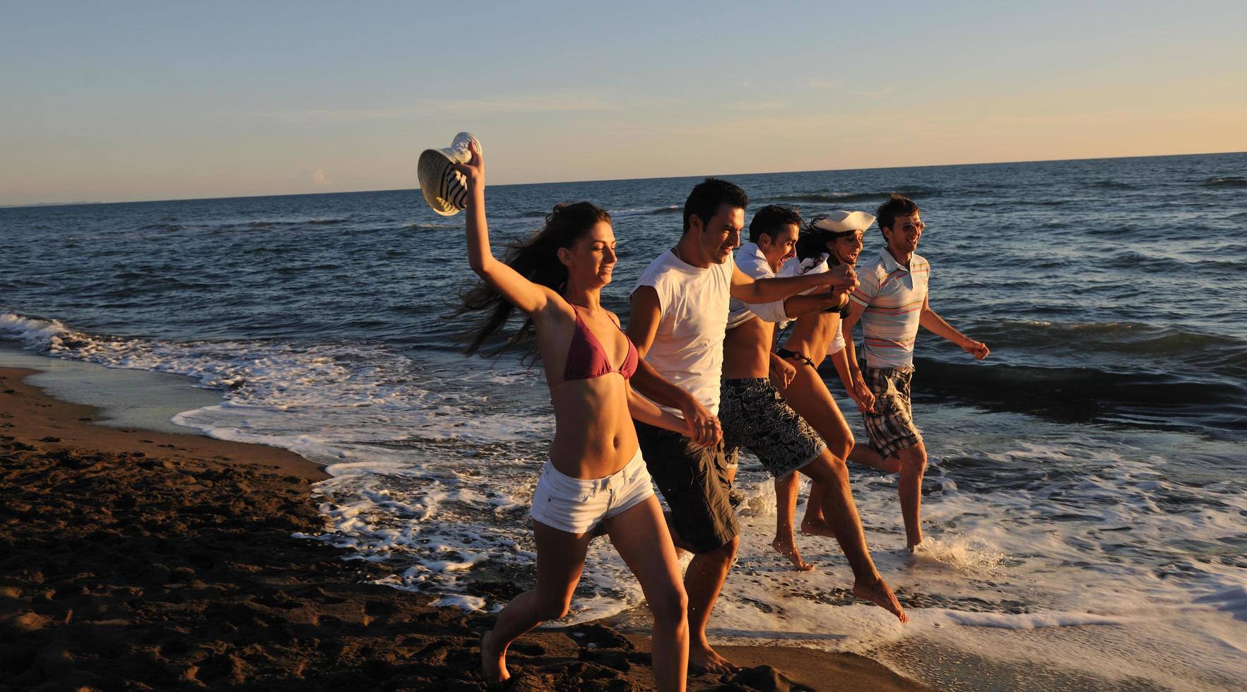 människor grupp löpning på de strand foto