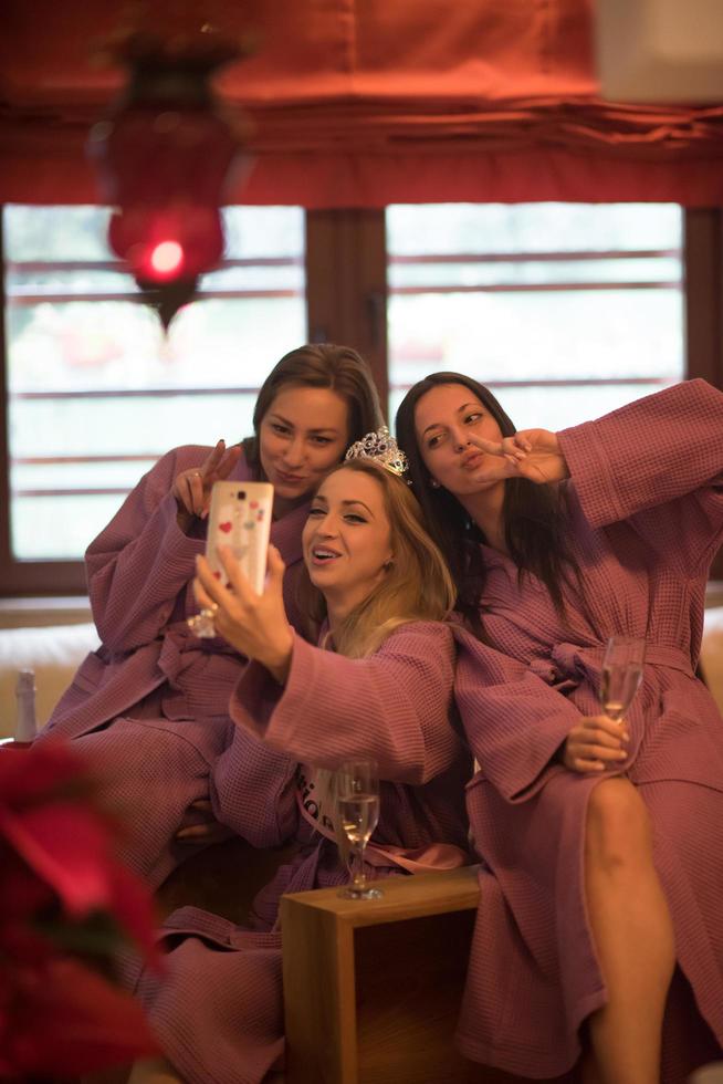 flickor håller på med selfy på bachelorette fest foto
