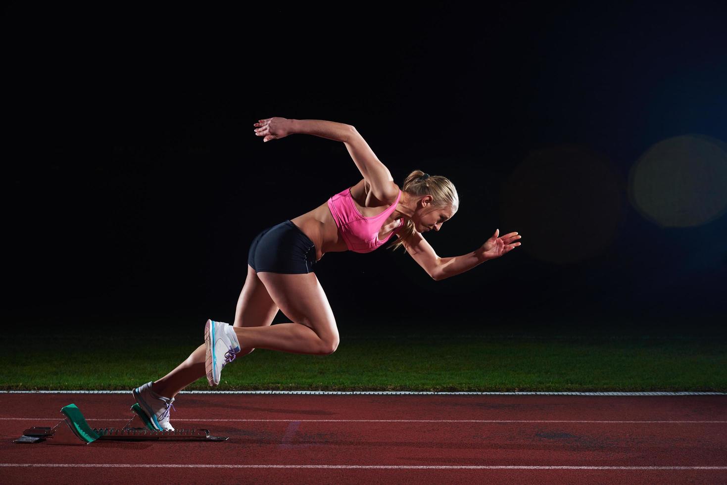 pixelated design av kvinna sprinter lämnar startande block foto