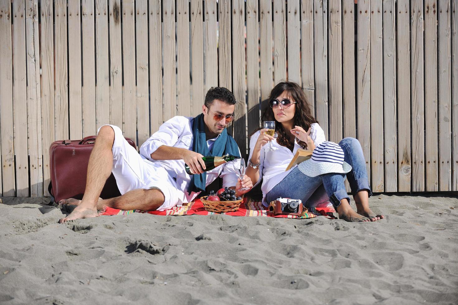 ung par njuter picknick på de strand foto