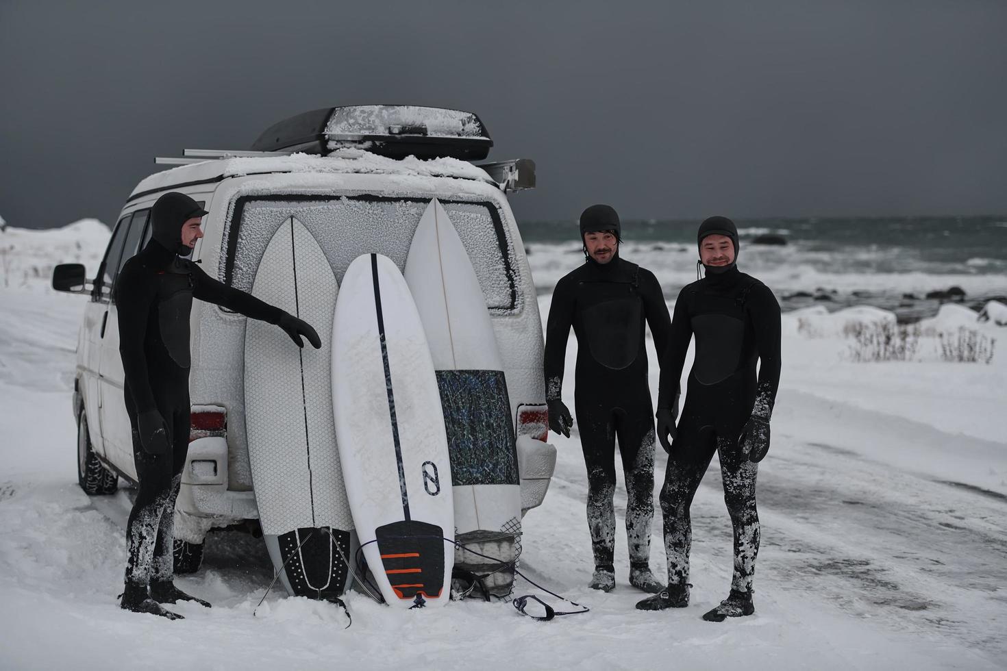 arktisk surfare i våtdräkt efter surfing förbi minibuss foto