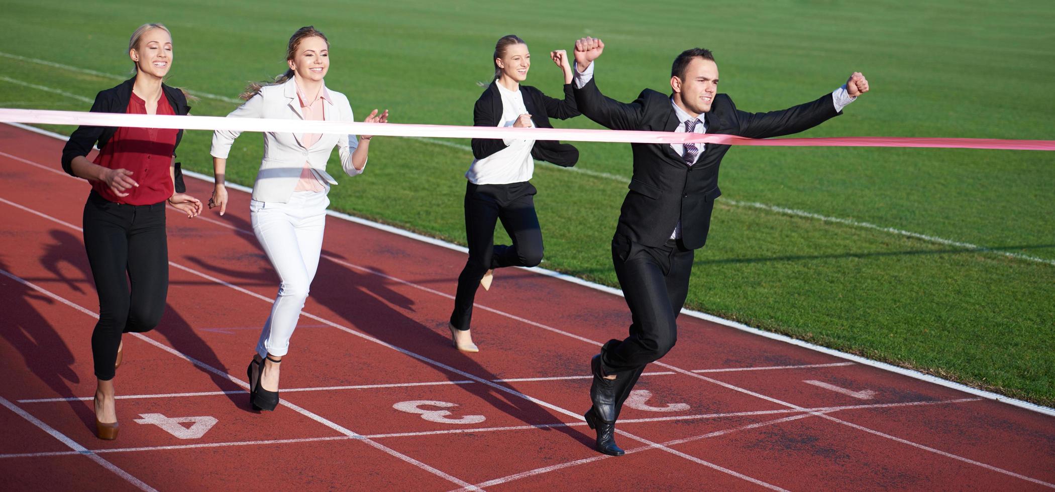 företag människor löpning på tävlings Spår foto