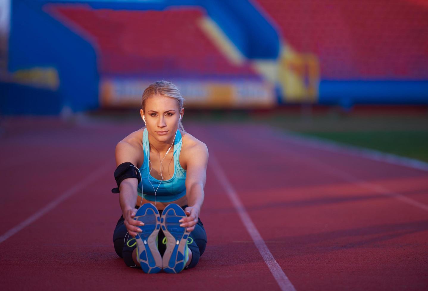 sportig kvinna på atletisk lopp Spår foto