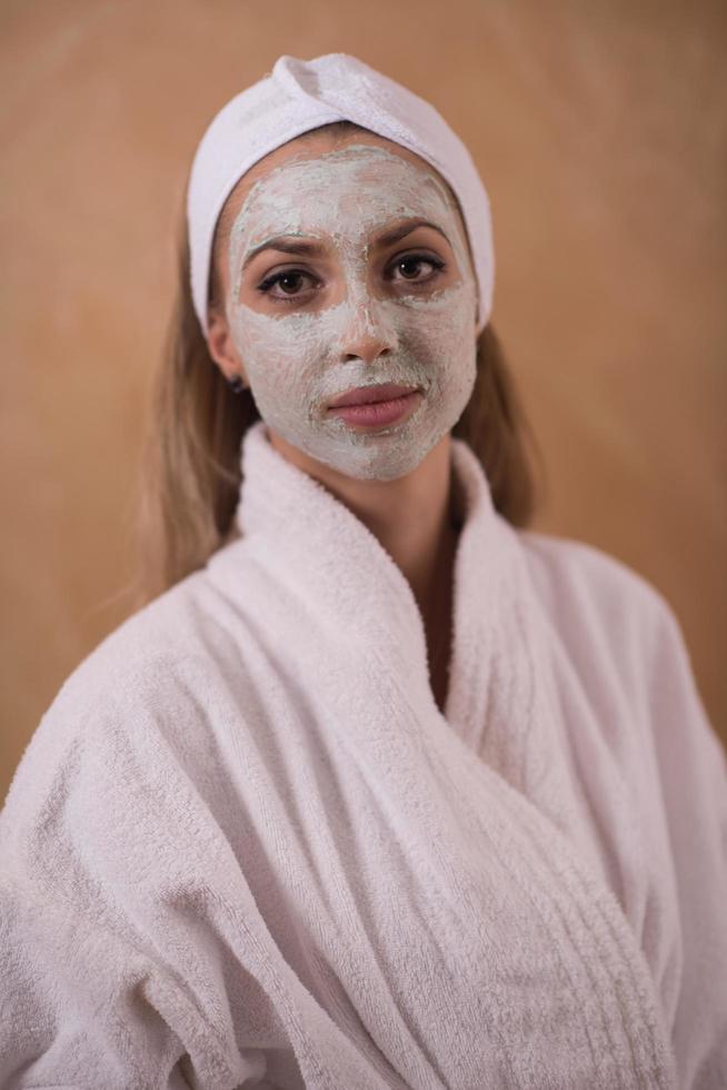 spa kvinna applicering ansiktsbehandling mask foto