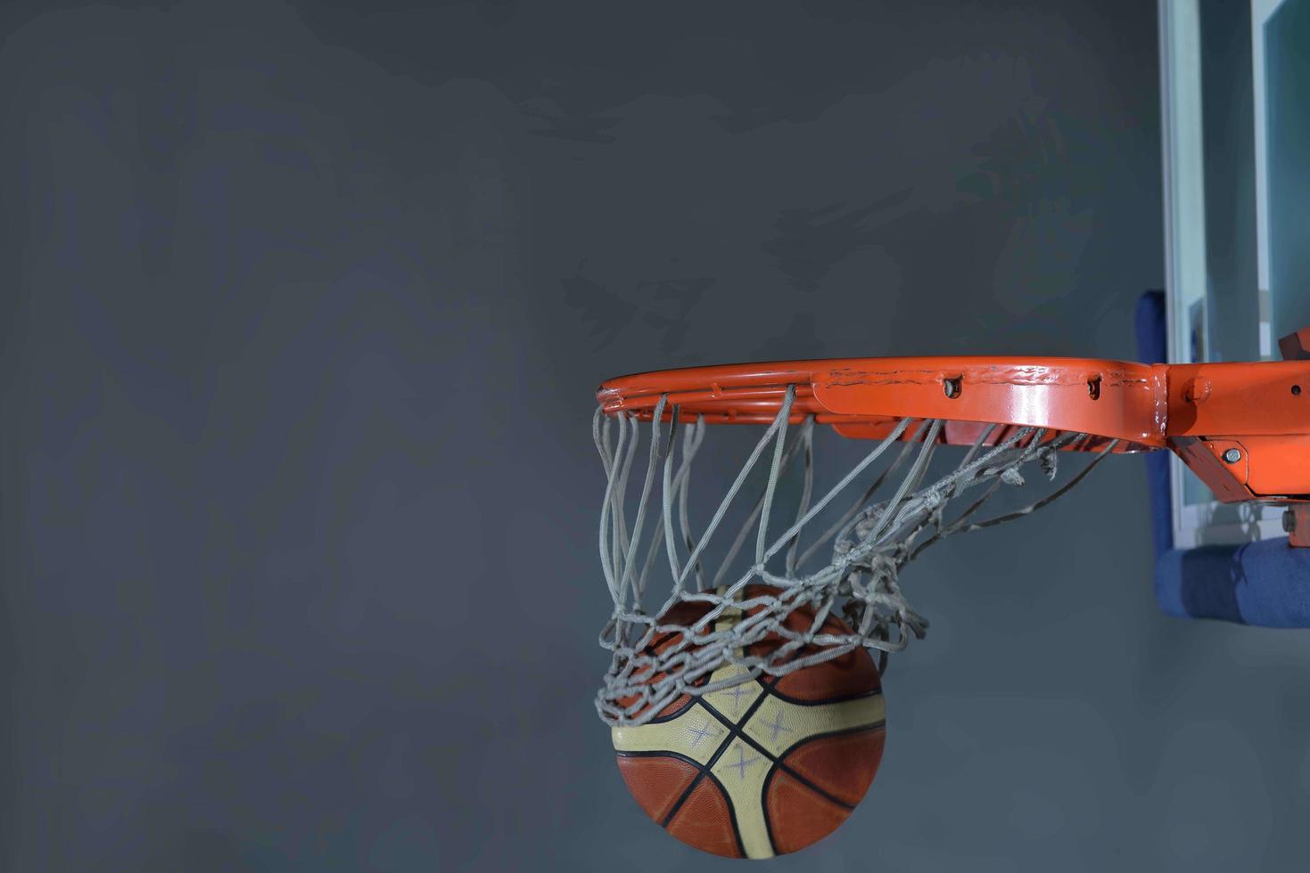 basketboll boll och netto på grå bakgrund foto
