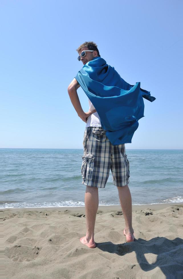 rolig superhjälte stående på strand foto