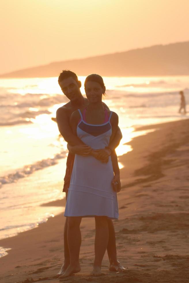 romantisk par på strand foto
