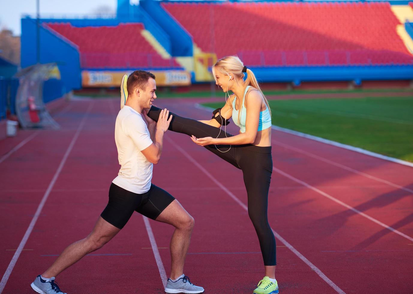 sportig kvinna på atletisk lopp Spår foto