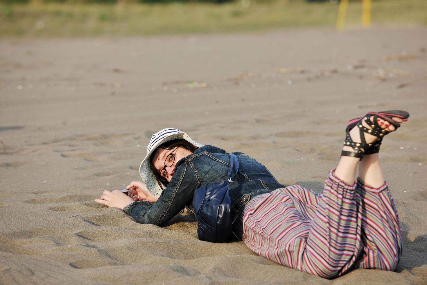 ung kvinna koppla av på strand foto